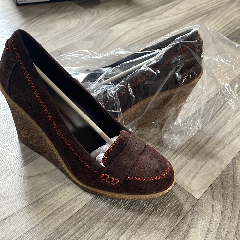 La Victoire, chocolate suede wedges.